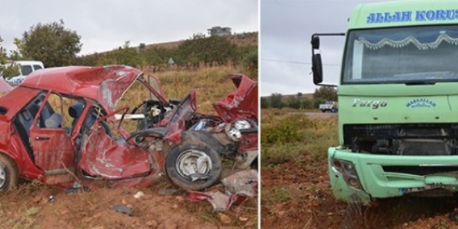 Kamyon otomobile çarptı sürücü kaçtı: 3 ölü, 2 yaralı