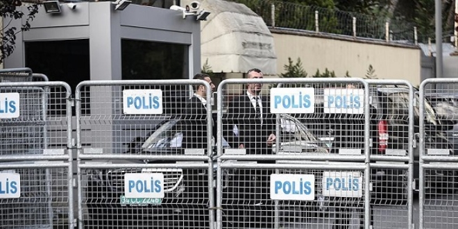 Arabistan'�n �stanbul Ba�konsoloslu�u �n�nde bekleyi� s�r�yor