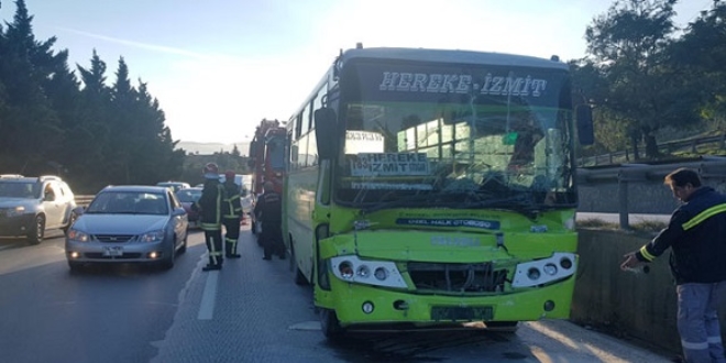 Özel halk otobüsü TIR'a çarptı: 3 yaralı