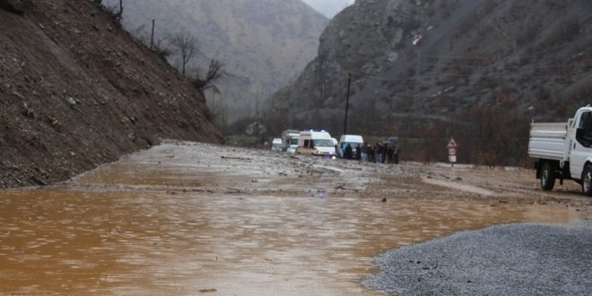 Hakkari-Çukurca karayolunda heyelan