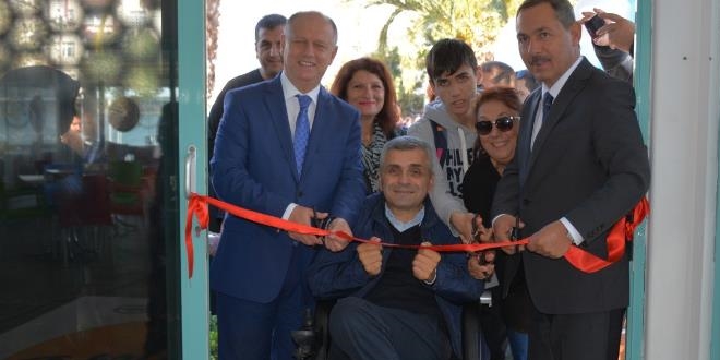 Engellilere özel kafe ve sinema açıldı