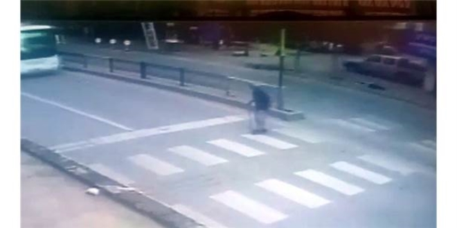 Otobüs, yaya geçidinden geçen yaşlı adama böyle çarptı