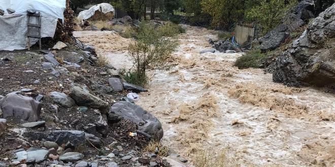 �ukurca'n�n ���l� k�y�nde a��r� ya���lar nedeniyle dereler ta�t�