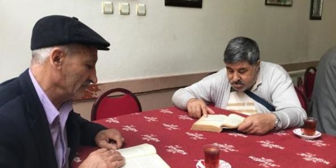 Kitap okuyana çay ve kahve bedava