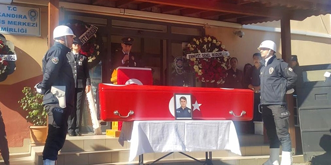 Hayat�n� yitiren polis ve yak�nlar� topra�a verildi