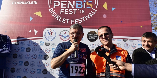 S�p�rgesiyle sokak k�pe�ini temizleyen i��iye �d�l