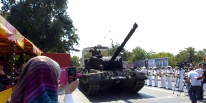 Darbe günü geçişine izin verilmeyen tanklar geçit töreninde yer aldı