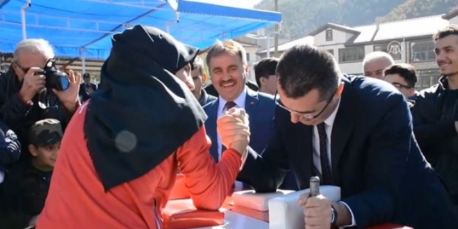 Vali ile belediye başkanı dünya şampiyonuyla bilek güreşi yaptı