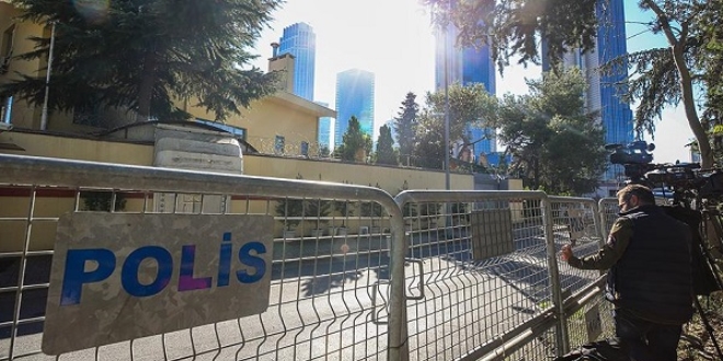 Gazetecilerin konsolosluk �n�ndeki bekleyi�leri s�r�yor