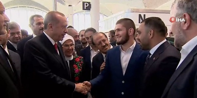 Dünya şampiyonu Nurmagomedov yeni havalimanı açılışına katıldı