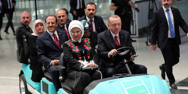 Cumhurbaşkanı Erdoğan, Yeni Havalimanı'nda shuttle kullandı