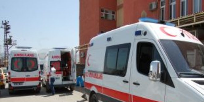 Hasta servisi ile işçileri taşıyan traktör çarpıştı: 5 yaralı