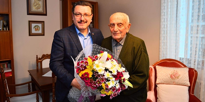 Cumhuriyetle yaşıt emekli öğretmene anlamlı ziyaret