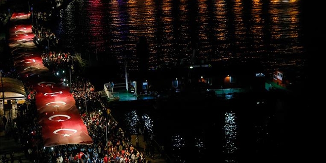 İzmir'de 350 metre uzunluğunda Türk bayrağı açıldı