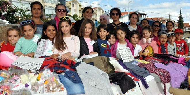Oyuncaklarını satıp hayvanlara mama aldılar