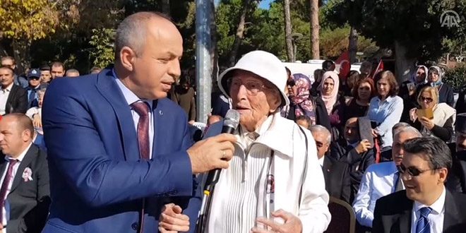 Asırlık çınar Kıymet öğretmen bayramda şiir okudu