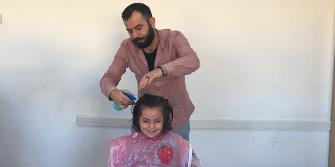 Köy okulu öğrencilerine ücretsiz traş hizmeti
