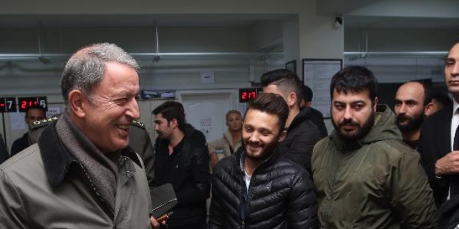 Akar'ın 44 yaşındaki bedelli askerle olan diyaloğu güldürdü
