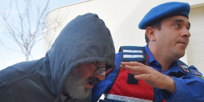 Sunucu Murat Ba�o�lu'na g�zalt�