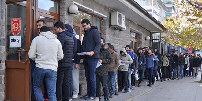 Bedelli askerlik kuyruğu bekleyen genç: Soğuktan ismimi unuttum