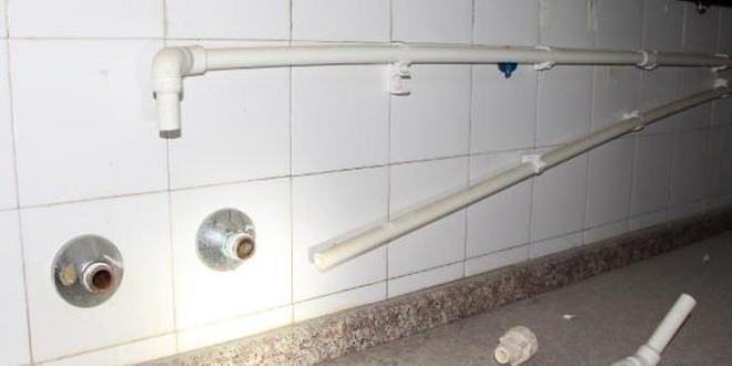 Hırsızlar boş kamu lojmanlarını talan etti