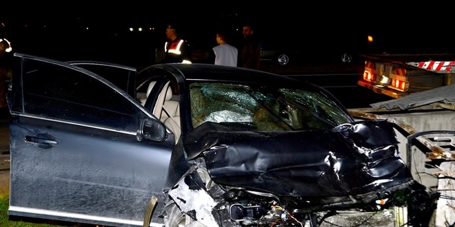 �zmir'de iki otomobil �arp��t�: 1 �l�, 3 yaral�