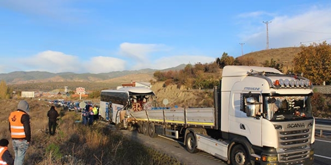 Yolcu otobüsü TIR'a çarptı, 2 ölü 31 yaralı