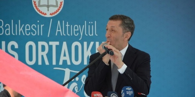 Bakan Ziya Selçuk'tan öğrencilere ıslıklı cevap
