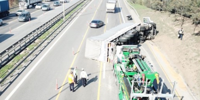 TEM'de TIR devrildi, trafik kilitlendi