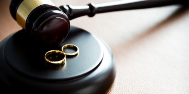 Evli erke�in s�rekli erkek arkada� a��rlamas� bo�anma nedeni!