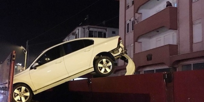 Fren yerine gaza basınca tırın dorsesine çıktı