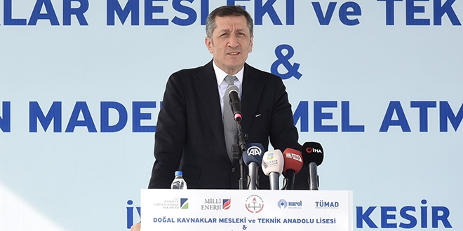 Bakan Selçuk, öğrencilerin ıslıklarına, ıslıkla karşılık verdi