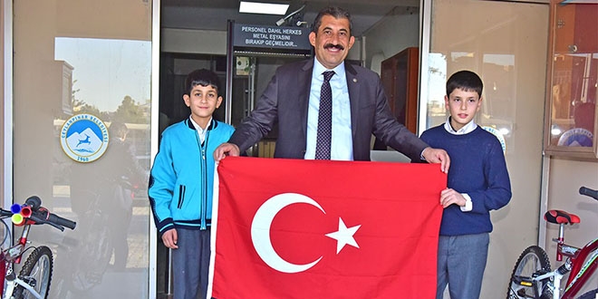 T�rk bayra��n� �pen �ocuklar duygular�n� anlatt�