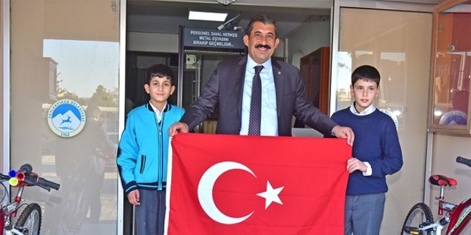 29 Ekim sabahı Türk bayrağını öpen o çocuklar ödüllendirildi