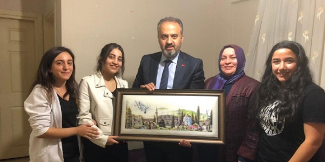 Belediye başkanı, öğrencilerin Twitter'dan gelen çay davetini geri çevirmedi