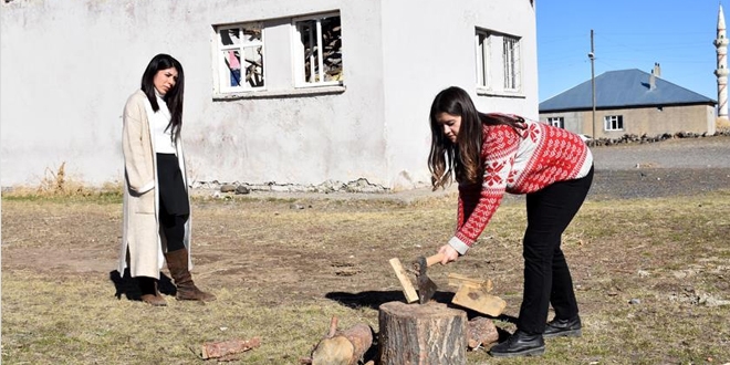 Muş'un fedakar öğretmenleri, üşümesinler diye odun kırıyor