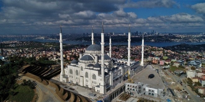 Çamlıca Camisi'nin halıları serilmeye başlandı