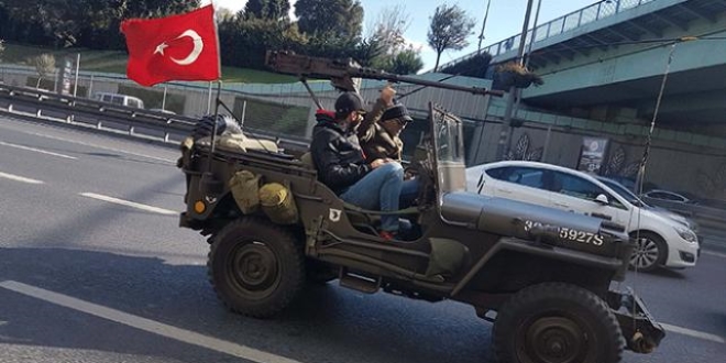Trafikte uçaksavar taşıyan aracı görenler gözlerine inanamadı
