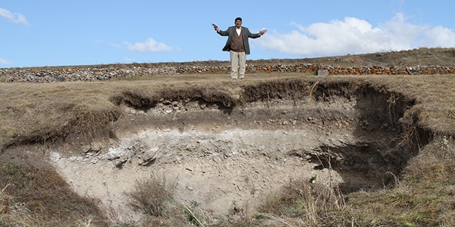 Hazinenin �zerinde ya��yor ama ekme�e muhta�!