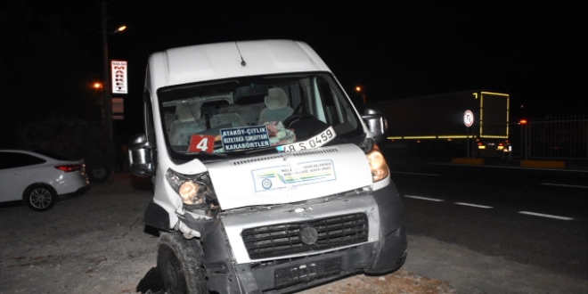 Van'da otomobille minib�s �arp��t�: 1 �l�, 18 yaral�