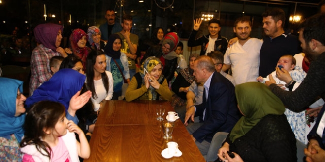 Erdo�an, pastanede vatanda�larla sohbet etti