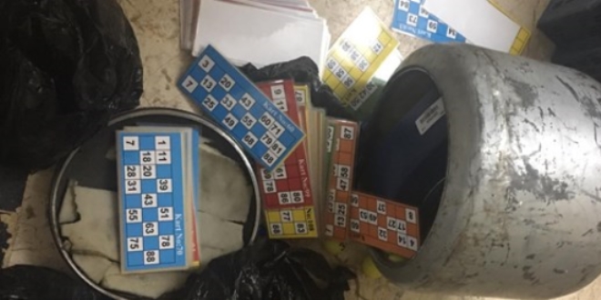 Dernek binas�na kumar bask�n�! Malzemeleri mutfak t�p�ne saklam��lar