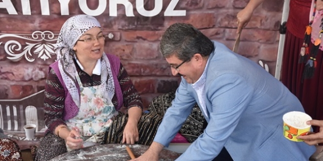 Milletvekili ile belediye başkanı müze ziyaretçilerine yufka pişirdi