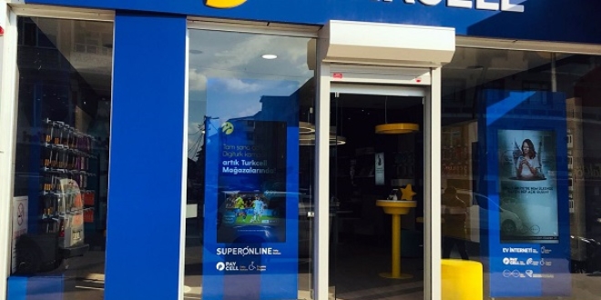 30 saniyede 12 cep telefonu �ald�lar