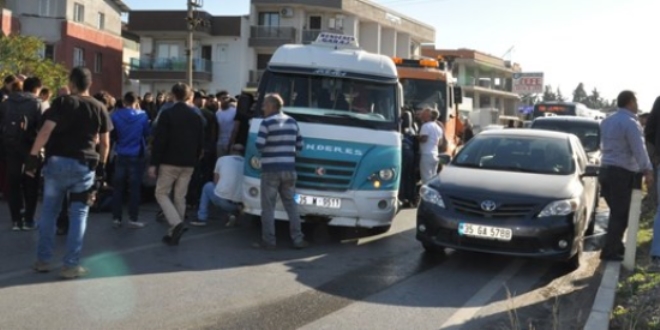 İzmir'de kamyon, yolcu minibüsüne çarptı: 1 ölü, 12 yaralı