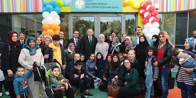 Erdoğan, engelli çocuklarla şarkı söyledi