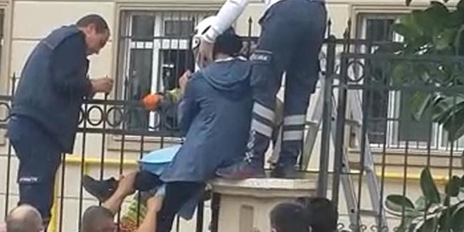 Eli parmaklıklara sıkışan öğrenciyi itfaiye kurtardı