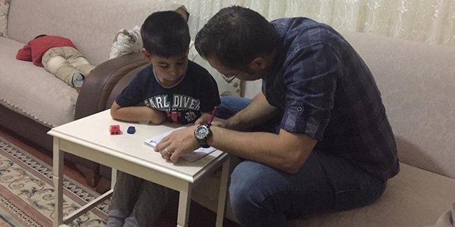 Öğretmenler, öğrencilerin evlerine konuk oluyor