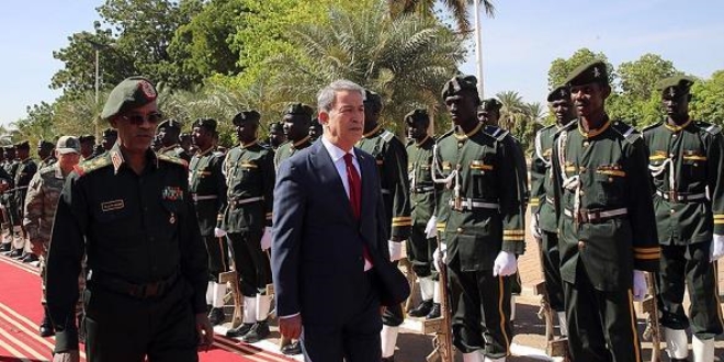 Milli Savunma Bakan Akar, Sudan'da temaslarda bulundu