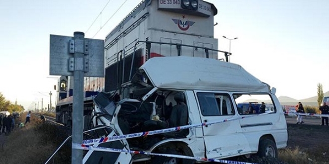 Kayseri'de tren minib�se �arpt�: 2 �l�